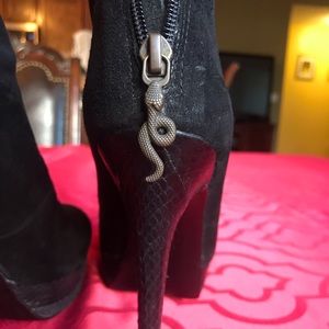 House of Harlow 1960 Snaked zippier Booties